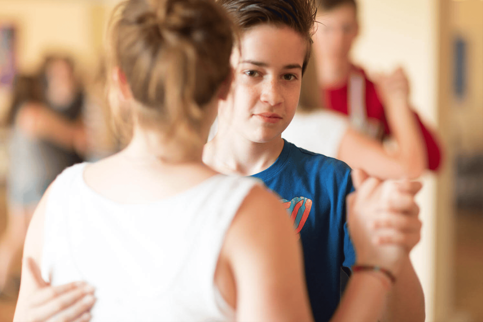 junge-tanz-mit-maedchen-in-bruehler-tanzschule