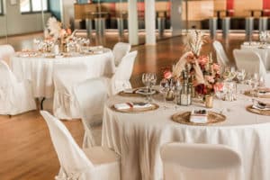TanzBreuer_Troisdorf_Hochzeit_Tische_Saal