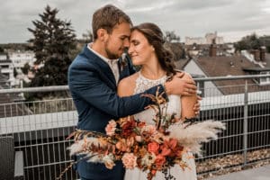 TanzBreuer_Troisdorf_Hochzeitspaar_Terrasse